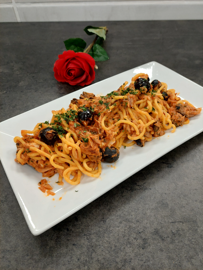 Spaghetti Tuna, Tomato, Black Olives